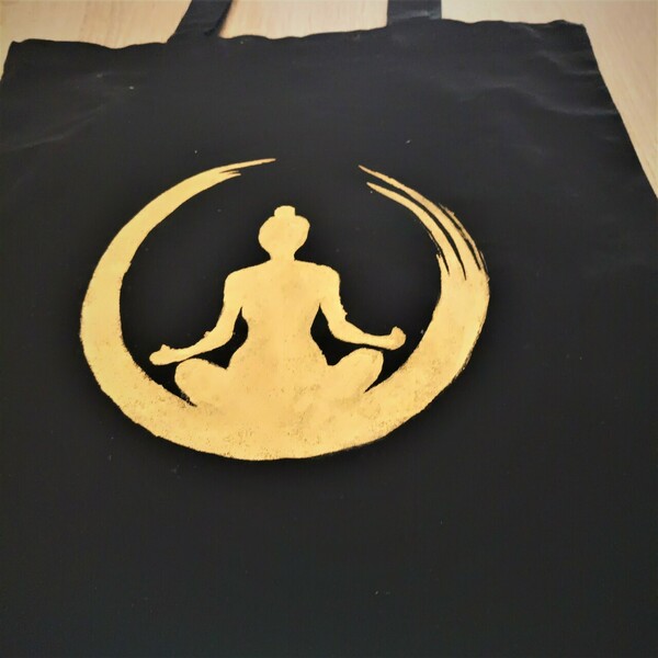 “Yoga”-Τσάντα υφασμάτινη 41*36 με μακριά χερούλια ζωγραφισμένη στο χέρι με χρυσαφί χρώμα - ύφασμα, ώμου, δώρα για γυναίκες, πάνινες τσάντες, φθηνές - 2