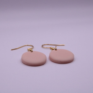 Χειροποίητα κρεμαστά σκουλαρίκια σε ροζ απαλό χρώμα, 4 cm - επιχρυσωμένα, πηλός, μικρά, ατσάλι, κρεμαστά - 2