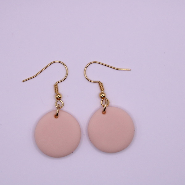 Χειροποίητα κρεμαστά σκουλαρίκια σε ροζ απαλό χρώμα, 4 cm - επιχρυσωμένα, πηλός, μικρά, ατσάλι, κρεμαστά - 3