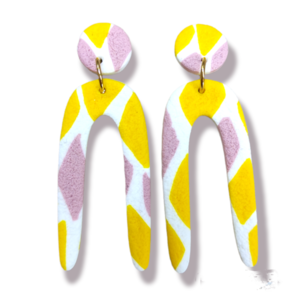 Statement κρεμαστά σκουλαρίκια από πολυμερικό πηλό σε σχήμα καμάρας και abstract pattern σε κίτρινο και γκρι ροζ - μοντέρνο, πηλός, πρωτότυπο, κρεμαστά, καρφάκι