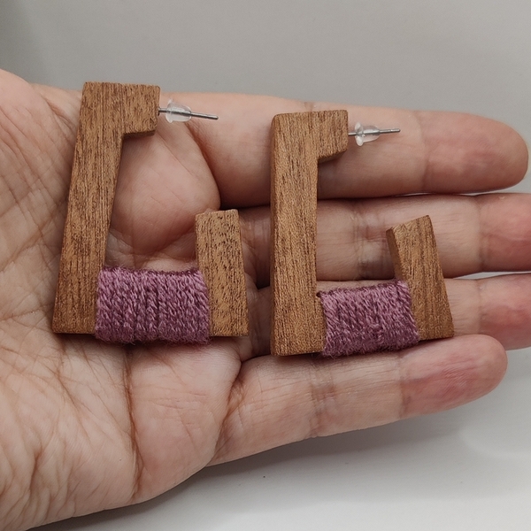 Ξύλινα σκουλαρίκια με μοβ μαλλί - ξύλο, νήμα, καρφωτά, boho, καρφάκι - 5