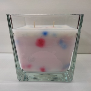 Κερί Χειροποίητο 750γρμ λευκό με κόκκινες και μπλέ κουκίδες άρωμα βανίλια σε γυάλινο τετράγωνο βάζο 12εκ χ12εκ - αρωματικά κεριά