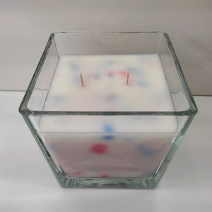 Κερί Χειροποίητο 750γρμ λευκό με κόκκινες και μπλέ κουκίδες άρωμα βανίλια σε γυάλινο τετράγωνο βάζο 12εκ χ12εκ - αρωματικά κεριά - 4
