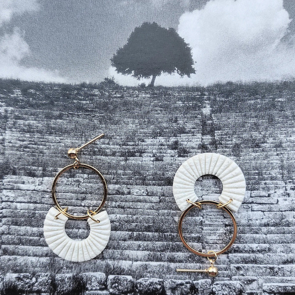 Κρεμαστά σκουλαρίκια από λευκό πολυμερικό πηλό σε σχήμα ημικύκλιου με χάραξη και χρυσό διακοσμητικό δακτύλιο - πηλός, κρεμαστά, καρφάκι - 3