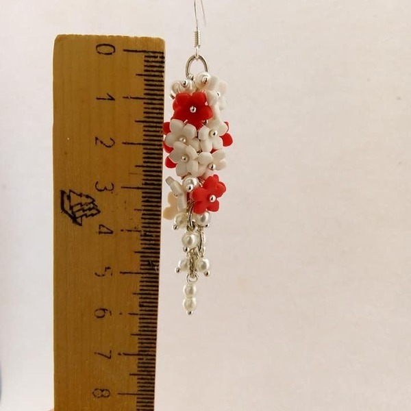Σκουλαρίκια Κρεμαστά Γυναικεία Χειροποίητα απο πολυμερικο πηλο με κοκκινα-λευκα λουλουδια και περλες . Μηκος 6 εκ.. Μεταλλικοί γάντζοι σκουλαρικιών ασημένιοι 925 - ασήμι 925, πηλός, λουλούδι, κρεμαστά, πέρλες - 2