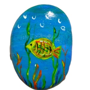 Κίτρινο ψάρι ζωγραφισμένο σε βότσαλο. Διαστάσεις 6*4.5 εκατοστά - πέτρα, ψάρι, θάλασσα, διακοσμητικές πέτρες