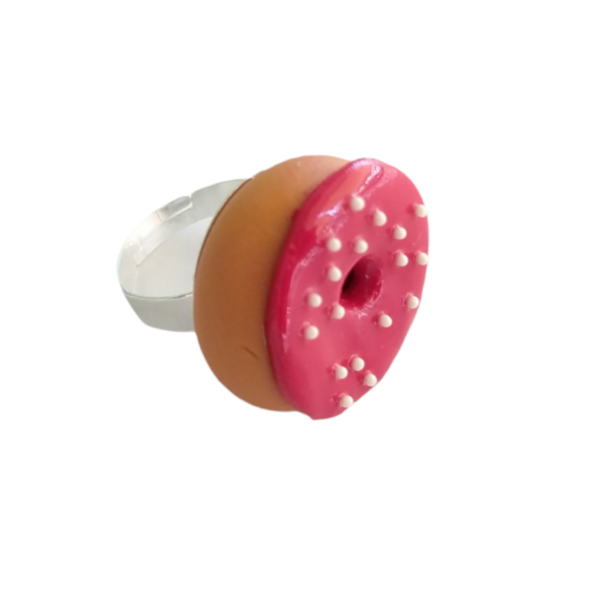 Δαχτυλίδι donut με κόκκινο glaze και λευκά sprinkles με πολυμερικό πηλό / μεγάλο / μεταλλική βάση / αυξομειούμενο / Twice Treasured - πηλός, cute, γλυκά, αυξομειούμενα, kawaii - 3