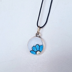 Μικρό μενταγιόν με μπλε λουλούδι. - μπλε, ζωγραφισμένα στο χέρι, λουλούδι, ατσάλι, μενταγιόν