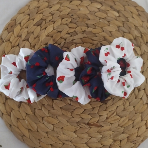 Σετ 5 υφασμάτινα βαμβακερά λαστιχάκια για τα μαλλιά- άσπρο και μπλε navy με κόκκινα καλοκαιρινά φρουτάκια - scrunchies - γυναικεία, κορίτσι, δώρο, αναμνηστικά - 3