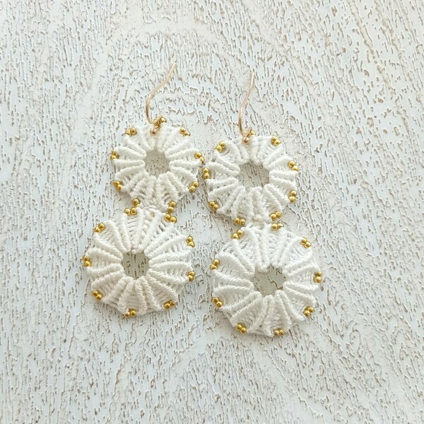 Macrame earrings/ Μακριά, λευκά μακραμέ σκουλαρίκια με χρυσές μεταλλικές λεπτομέρειες- Μήκος 5εκ. - νήμα, μακραμέ, boho, κρεμαστά, νυφικά