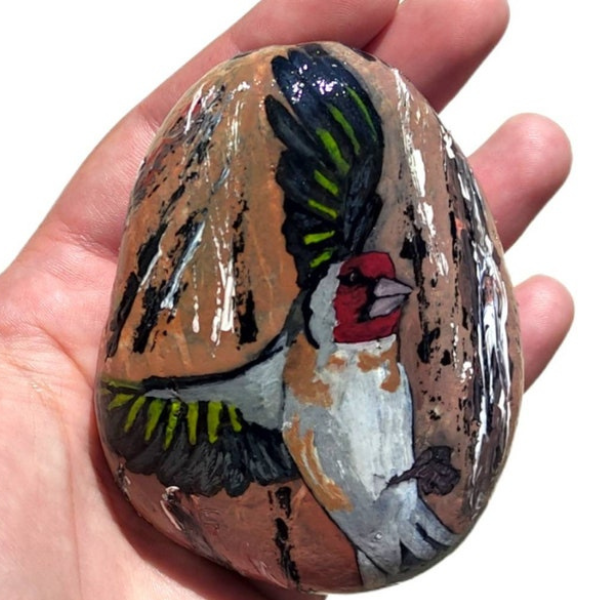 Καρδερίνα ζωγραφισμένη στο χέρι σε πέτρα. Διαστάσεις 8 εκ ύψος 6 πλάτος. - πέτρα, πίνακες & κάδρα, πουλάκια, διακοσμητικές πέτρες - 3