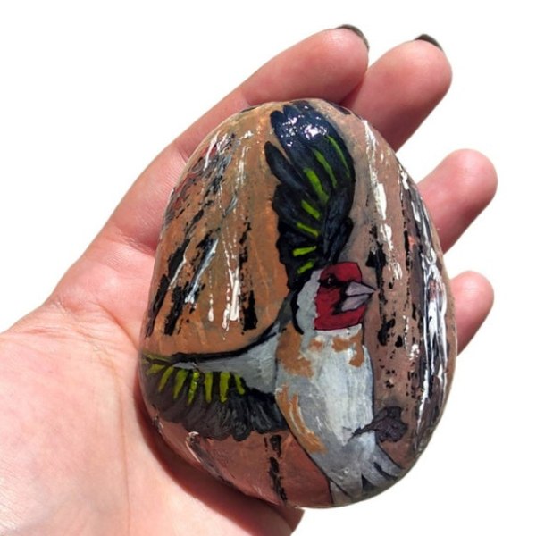 Καρδερίνα ζωγραφισμένη στο χέρι σε πέτρα. Διαστάσεις 8 εκ ύψος 6 πλάτος. - πέτρα, πίνακες & κάδρα, πουλάκια, διακοσμητικές πέτρες - 4