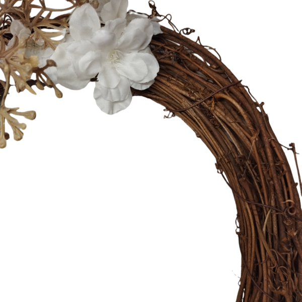 Διακοσμητικο καφε στεφανι με ασπρα λουλουδακια διαμ. 25 cm - διακοσμητικό, στεφάνια - 4