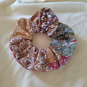 Χειροποιητο υφασμάτινο βαμαβακερο λαστιχάκι μαλλιών scrunchie κοκαλάκι με σχέδιο patchwork 1τμχ medium size - ύφασμα, ιδεά για δώρο, λαστιχάκια μαλλιών - 3