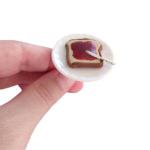 Δαχτυλίδι φέτα ψωμί με μαρμελάδα φράουλα με πολυμερικό πηλό / μεσαίο / μεταλλική βάση / αυξομειούμενο / Twice Treasured - πηλός, cute, γλυκά, αυξομειούμενα, kawaii - 4