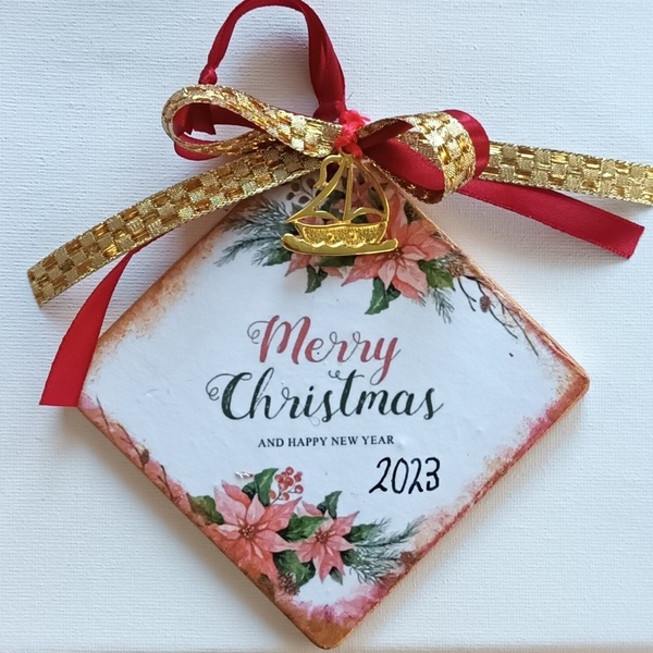 Χριστουγεννιάτικο στολίδι / γούρι 2023 από ρητίνη, χειροποίητο με διάφορες τεχνικές και χρώματα 10 x 10 cm. - τσιμέντο, χριστούγεννα, οικονομικα γουρια, γούρι 2023