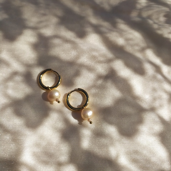 Round pearls earrings | Μαργαριτάρια (πολύ απαλό λευκό-ροζ) περασμένα σε κρίκους - μαργαριτάρι, επιχρυσωμένα, κρίκοι, ατσάλι, πέρλες - 3