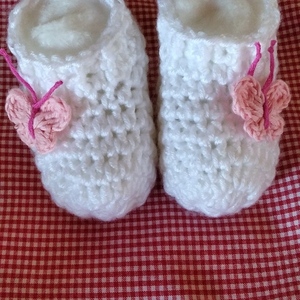 Πλεκτό βρεφικό σετ από λευκή κορδέλα και καλτσάκια με ροζ πεταλούδα. 0-6 μηνών.χειροποίητο - κορίτσι, σετ, δώρα για μωρά, αξεσουάρ μωρού - 3