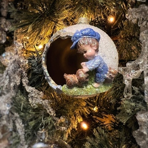 Χριστουγεννιάτικη μπάλα στολιδι δέντρου με παιδάκι 8,5 εκατοστά - πηλός, δώρα για παιδιά, στολίδια, μπάλες - 2
