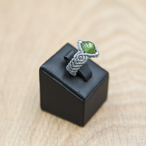 Μακραμέ δαχτυλίδι, γκρι χρώματος με Jade ( Πράσινο νεφρίτη) - ημιπολύτιμες πέτρες, μακραμέ, boho, σταθερά