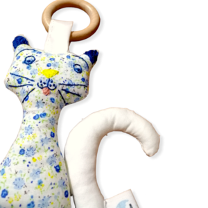 Μασητικός ξύλινος κρίκος με υφασμάτινο παιχνίδι γάτα με μπλε λουλούδια για βρέφη απο 0+ ετών/Με υποαλλεργικό γέμισμα/Διαστάσεις 26×13 εκ. - κορίτσι, αγόρι, βρεφικά, μασητικά μωρού - 2