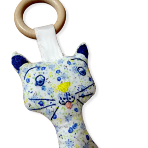 Μασητικός ξύλινος κρίκος με υφασμάτινο παιχνίδι γάτα με μπλε λουλούδια για βρέφη απο 0+ ετών/Με υποαλλεργικό γέμισμα/Διαστάσεις 26×13 εκ. - κορίτσι, αγόρι, βρεφικά, μασητικά μωρού - 4