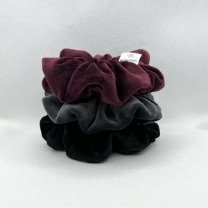 Black velvet regular scrunchie - ύφασμα, βελούδο, για τα μαλλιά, λαστιχάκια μαλλιών - 4