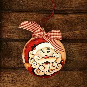 Χριστουγεννιάτικη μπάλα ζωγραφισμένη στο χέρι μπεζ 80mm - ξύλο, ζωγραφισμένα στο χέρι, άγιος βασίλης, στολίδια, μπάλες - 3