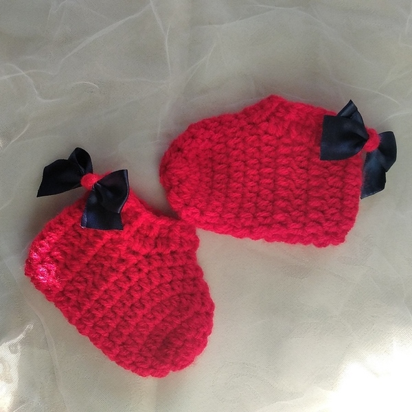 Πλεκτά βρεφικά κόκκινα καλτσάκια με μπλε φιόγκο για κοριτσάκι 6-9 μηνών χειροποίητα - κορίτσι, δώρα για μωρά, αγκαλιάς - 3