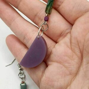 Green and purple boho earrings από υγρό γυαλί και ημιπολύτιμες χάντρες - πράσινο/μωβ - γυαλί, ατσάλι, boho, κρεμαστά - 4