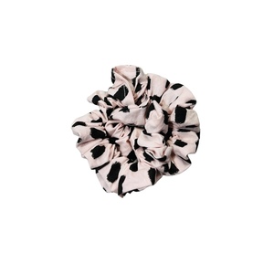 Χειροποίητο διπλό scrunchie για τα μαλλιά σε ροζ χρώμα με γκρι σχέδιο - ύφασμα, για τα μαλλιά, Black Friday, λαστιχάκια μαλλιών - 2