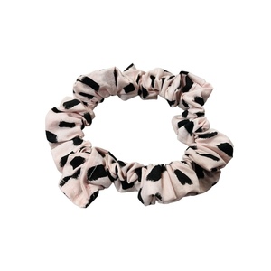 Χειροποίητο διπλό scrunchie για τα μαλλιά σε ροζ χρώμα με γκρι σχέδιο - ύφασμα, για τα μαλλιά, Black Friday, λαστιχάκια μαλλιών - 3