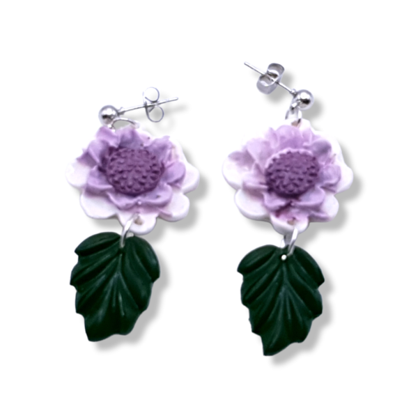 "White and Purple Flower Dangles" I Χειροποίητα μοντέρνα κρεμαστά σκουλαρίκια από πολυμερικό πηλό 5 cm - χρώμαμωβ / λευκό / πράσινο - πηλός, λουλούδι, boho, κρεμαστά, καρφάκι