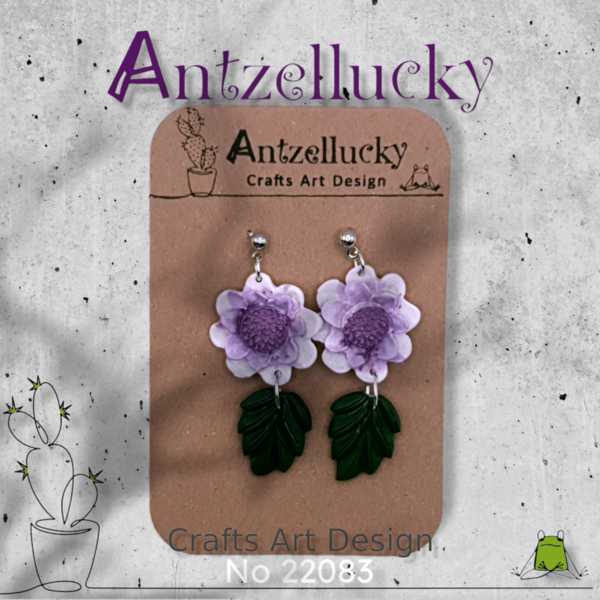 "White and Purple Flower Dangles" I Χειροποίητα μοντέρνα κρεμαστά σκουλαρίκια από πολυμερικό πηλό 5 cm - χρώμαμωβ / λευκό / πράσινο - πηλός, λουλούδι, boho, κρεμαστά, καρφάκι - 5