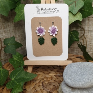 "White and Purple Flower Dangles" I Χειροποίητα μοντέρνα κρεμαστά σκουλαρίκια από πολυμερικό πηλό 5 cm - χρώμαμωβ / λευκό / πράσινο - πηλός, λουλούδι, boho, κρεμαστά, καρφάκι - 3