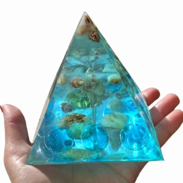 Διακοσμητική μπλε πυραμίδα με κοχύλια από εποξική ρητίνη. Ύψος 10 εκ. - ρητίνη, κοχύλι, θάλασσα, διακοσμητικά - 2