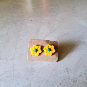 Σκουλαρίκια χειροποίητα, λουλούδια, μικρά, ματ, από πολυμερικό πηλό και ατσάλι, λιλά/ κίτρινα/ μπεζ κ.α. (μάκρος και πλάτος περίπου 1εκ.) - πηλός, λουλούδι, καρφωτά, μικρά, ατσάλι - 4