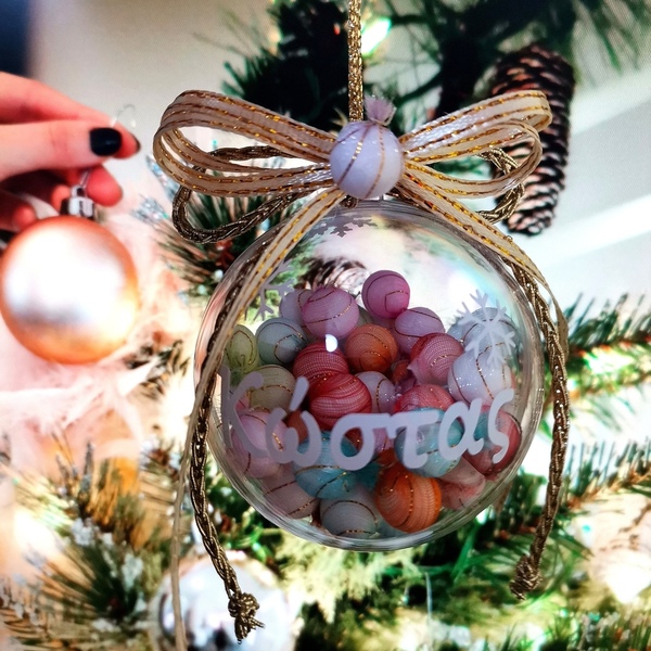 Χριστουγεννιάτικη μπάλα plexiglass 6cm με όνομα και πολύχρωμες μπαλίτσες - plexi glass, χριστουγεννιάτικα δώρα, στολίδια, προσωποποιημένα, μπάλες - 3