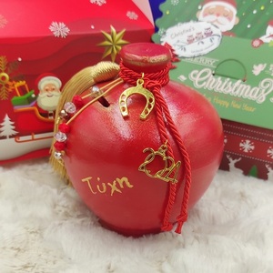 Χειροποίητο γούρι 2024 πήλινος κόκκινος κουμπαράς 13Χ11cm με χρυσή φούντα, κρυσταλλάκια και μεταλλικό πέταλο - πηλός, κουμπαράδες, χριστουγεννιάτικα δώρα, γούρια - 4