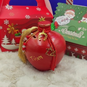 Χειροποίητο γούρι 2024 πήλινος κόκκινος κουμπαράς 13Χ11cm με χρυσή φούντα, κρυσταλλάκια και μεταλλικό πέταλο - πηλός, κουμπαράδες, χριστουγεννιάτικα δώρα, γούρια - 5