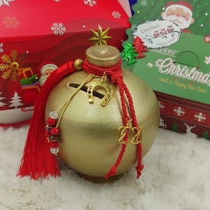 Χειροποίητο γούρι 2024 πήλινος χρυσός κουμπαράς 13Χ11cm με κόκκινη φούντα, κρυσταλλάκια και μεταλλικό πέταλο - πηλός, κουμπαράδες, χριστουγεννιάτικα δώρα, γούρια - 3