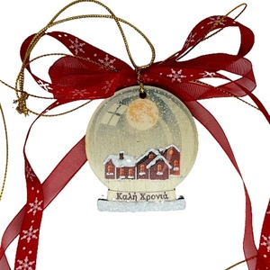 Γούρι - στολίδι ξύλινη κρεμαστή χιονόμπαλα με ευχή "Καλή χρονιά" και "Χωριό" κόκκινο σπίτια, κουδουνάκια, χιονονιφάδες, χρυσό κρεμαστάρι - ξύλο, σπίτι, χιονονιφάδα, γούρια - 2