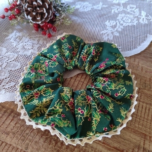 Ένα σετ από δύο χειροποίητα χριστουγεννιάτικα scrunchies με γκι σε πράσινο και οff white. 2τμχ medium size - ύφασμα, αξεσουάρ, χριστούγεννα, χριστουγεννιάτικα δώρα, ιδεά για δώρο - 3