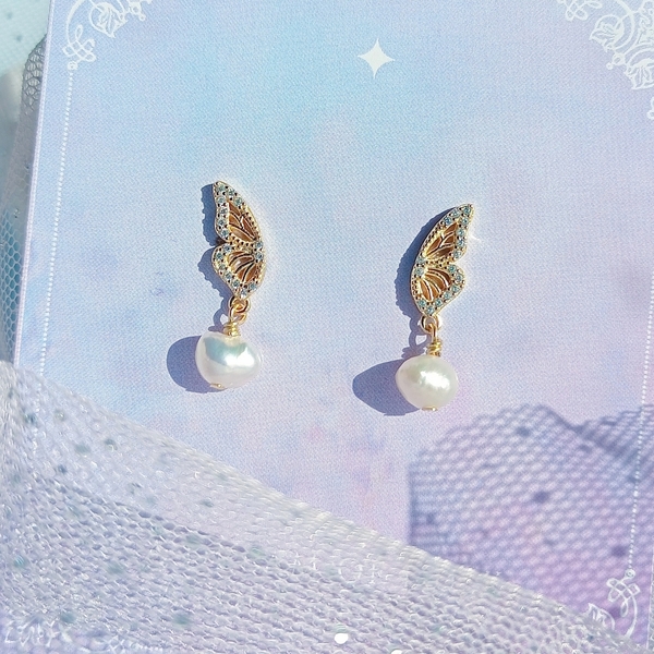 Fairies & Sea Pearls | Σκουλαρίκια φτερά πεταλούδας με κρεμαστό μαργαριτάρι, ασήμι 925 επιχρυσωμένο (18Κ) - επιχρυσωμένα, ασήμι 925, πεταλούδα, κρεμαστά, πέρλες - 2