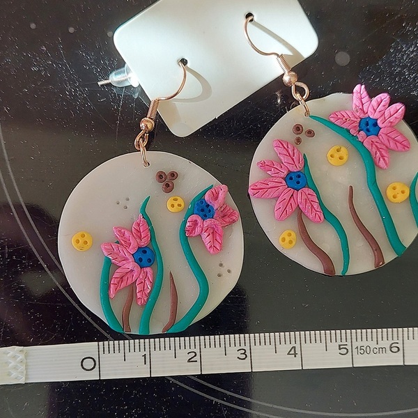 Σκουλαρίκια χειροποίητα, κύκλος με λουλούδια, από πολυμερικό πηλό και ατσάλι, λευκό ημιδιαφανές, ροζ περλέ και πράσινο, 4 ×6 εκ. - πηλός, λουλούδι, ατσάλι, κρεμαστά, γάντζος - 5