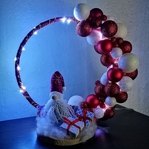 Χριστουγεννιάτικο ξύλινο διακοσμητικό με led φωτάκια/Άγιος Βασίλης με τα δώρα/Υλικά: Ξύλο, υφάσματα, μπάλες φελιζόλ, πολυεστερικό γέμισμα και μίνι χριστουγεννιάτικες μπάλες/Διαστάσεις: 23×23 εκ. - ξύλο, νονά, διακοσμητικά, άγιος βασίλης, μπάλες - 5