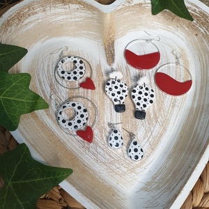 "Heart in Polka Orbit" I Χειροποίητα μοντέρνα κρεμαστά σκουλαρίκια από πολυμερικό πηλό - 7 cm - χρώμα άσπρο /μαύρο / κόκκινο - πηλός, boho, κρεμαστά, γάντζος - 3