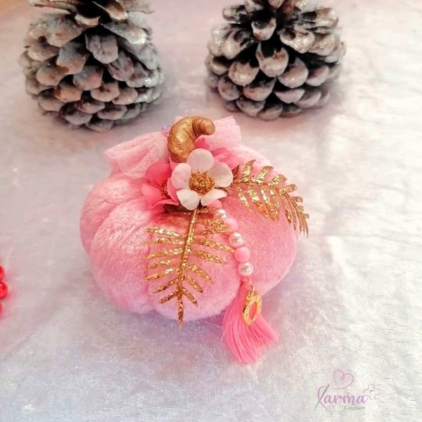 Χειροποίητη βελούδινη κολοκύθα γούρι ροζ με χρυσές λεπτομέρειες 9 εκ - βελούδο, διακοσμητικά, χριστουγεννιάτικα δώρα, κολοκύθα - 4