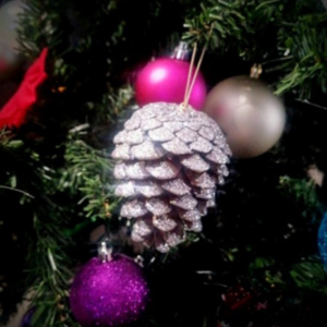 Χριστουγεννιάτικο στολίδι κουκουνάρι για το χριστουγεννιάτικο δέντρο. Η κάθε συσκευασία περιέχει 4 κουκουνάρια. - ξύλο, κουκουνάρι, στολίδια - 4