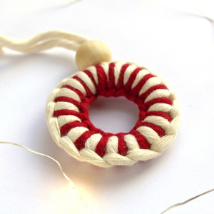 Μακραμέ Χριστουγεννιάτικο στολίδι Candy στεφανάκι με χάντρα - ξύλο, νήμα, στεφάνια, στολίδια - 4